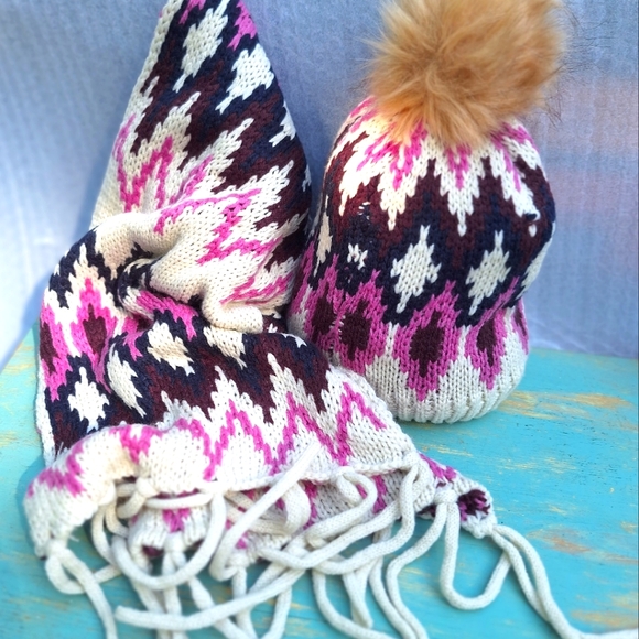 Scarf Hat Set Puff Ball Faux Fur Fringe Tassels Zig Zag Print Pink Knit Long NWT - Picture 3 of 16